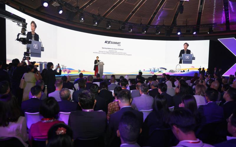 新加坡亚洲科技会展今年迈入第五届,数码发展及新闻部长杨莉明在峰会开幕致辞时呼吁各国合作发展人工智能,而并非彼此竞争。(郑一鸣摄)