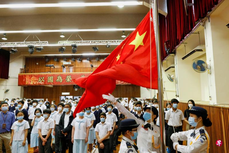 香港多所学校昨天在教育局建议下举办升旗、唱国歌等爱国活动。（路透社）