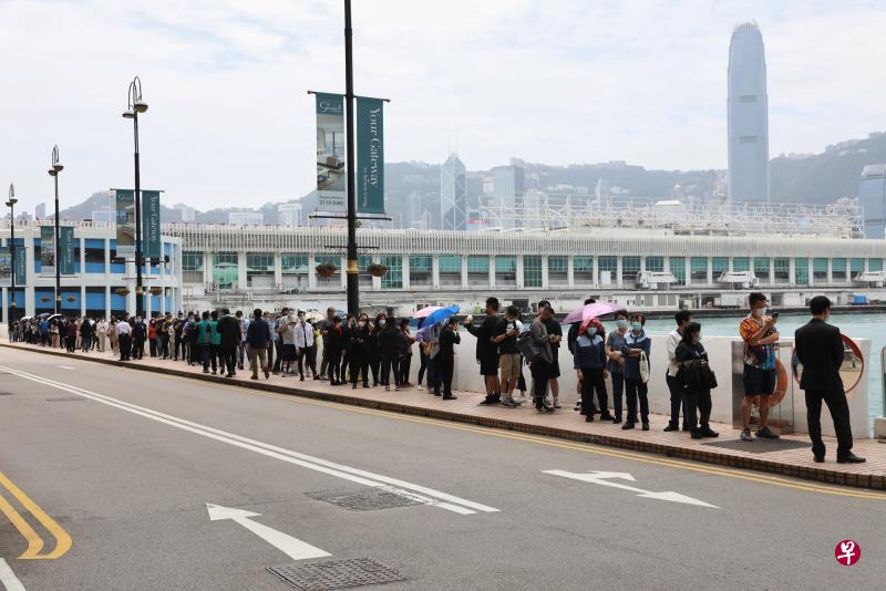 香港卫生防护中心早前公布，变种病毒患者曾到访海港城，任何曾在4月11日到过海港城商场的人士，须于4月20日或之前接受强制检测。图为港府在尖沙咀海港城三号码头停车场，为须接受强制检测的海港城员工及访客增设流动采样站。（香港中通社）