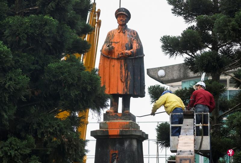 今年3月3日基隆火车站前的蒋介石铜像遭人污损并被拆除。（路透社）