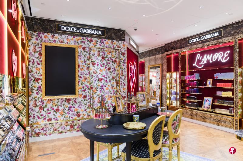 Dolce & Gabbana Beauty位于ION Orchard地下二层的旗舰店，以“La Casa”为主题，加入富有品牌基因热情奔放的花卉印花。