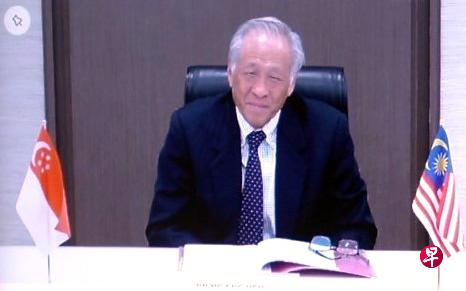 国防部长黄永宏医生（左）昨天与马来西亚国防部高级部长依斯迈沙比里举行视讯会议，并就恐怖主义、网络安全和海事安全等共同面对的挑战进行讨论。（国防部提供）