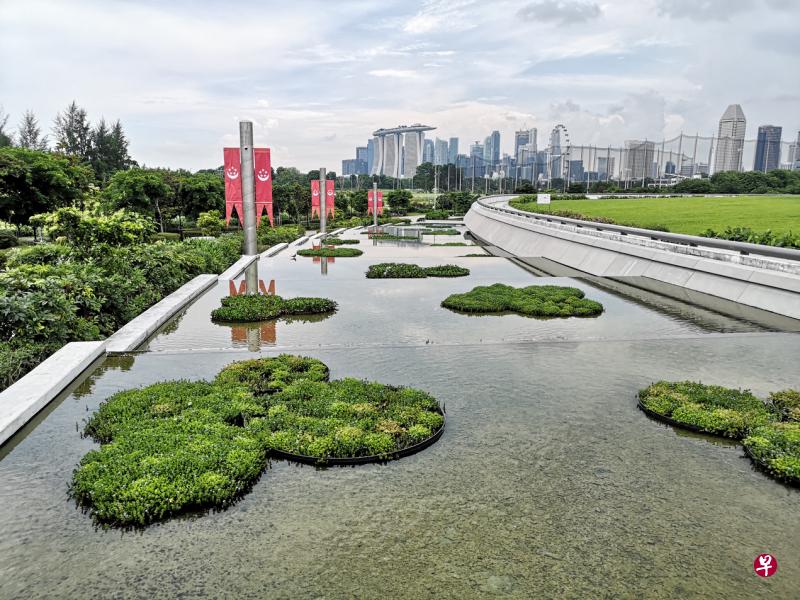 滨海湾一带市容近在眼前，如海市蜃楼。