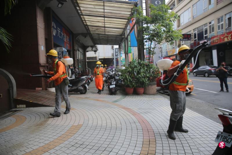 台湾昨天新增七起冠病确诊病例，其中五例为位于宜兰县罗东镇中正北路“银河百家乐”游艺场内的工作人员及常客，卫生单位立即进行附近全面环境消毒防治措施。（香港中通社）