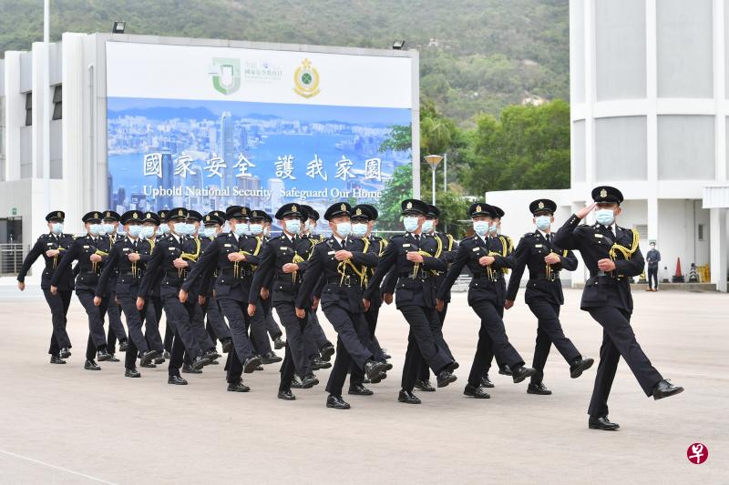 香港海关响应4月15日的“全民国家安全教育日”，海关仪仗队人员以中式步操，为海关学院的开放日揭开序幕。（中新社）