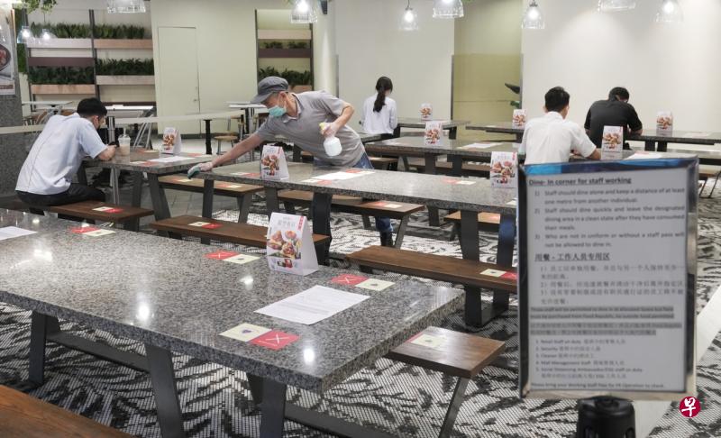 新达城的Food Republic食阁将一部分空间开放给职员用餐，但每个人之间必须保持一米距离。（谢智扬摄）