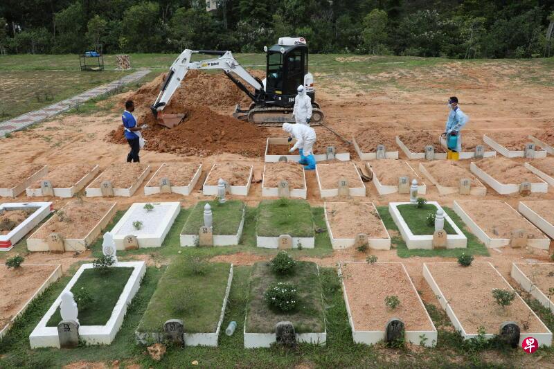 截至6月12日，马国的累计冠病死亡人数为3844人。图为工作人员穿着防护衣埋葬因冠病逝世的人士。（路透社档案照片）