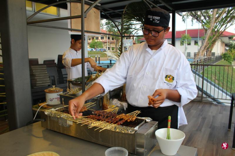 圣升明径学校的美食街计划让学生在餐厅旁摆摊售卖食物，学生在学以致用的同时，也对经营饮食摊的工作有更深的体会。（圣升明径学校提供／摄于疫情前）