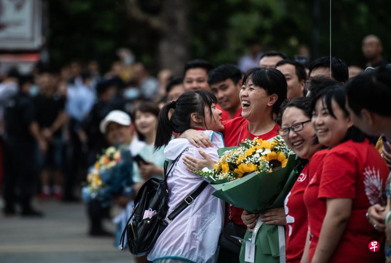 今年的中国高考（普通高等学校招生全国统一考试）前天正式拉开大幕，由于部分省份已经开始执行新高考，因此各地高考的结束时间并不一致。甘肃、广西、安徽、河南等省份在昨天下午结束考试，北京、海南等省市将在明天结束考试。图为昨天在贵州省会贵阳市乌当中学考点外，走出考场的考生和老师拥抱。（新华社）