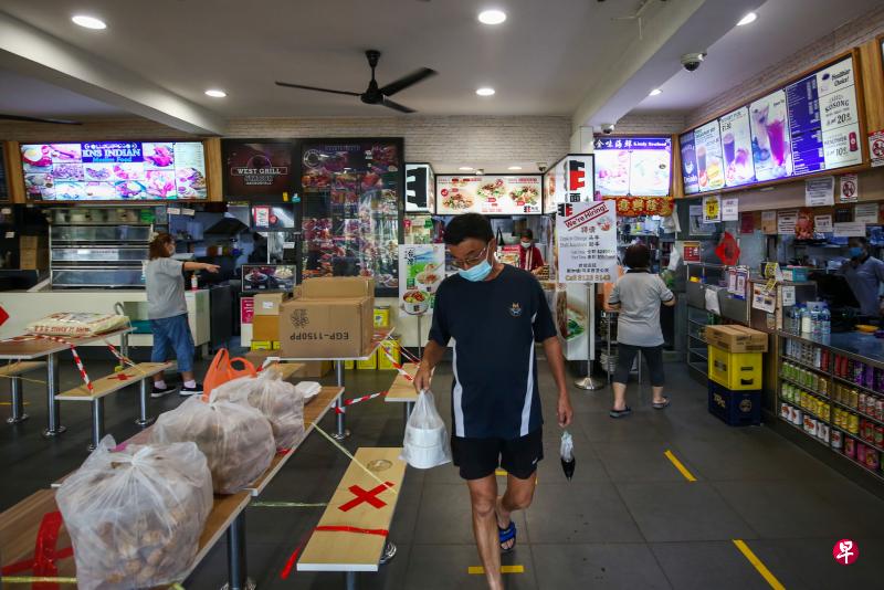 位于盛港安谷路第308座组屋的职总富食客昨天重新营业，上午只有饮料和板面摊开档，其余摊位在做准备。（陈斌勤摄）