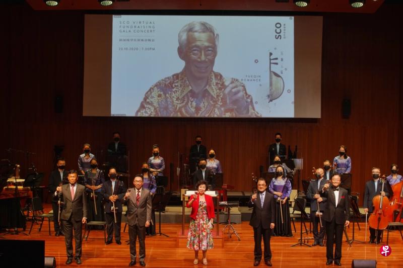 从去年起，现场音乐会变得一票难求。图为新加坡华乐团去年首次在线上举办筹款音乐会，乐团赞助人李显龙总理也通过视频线上出席。（档案照）