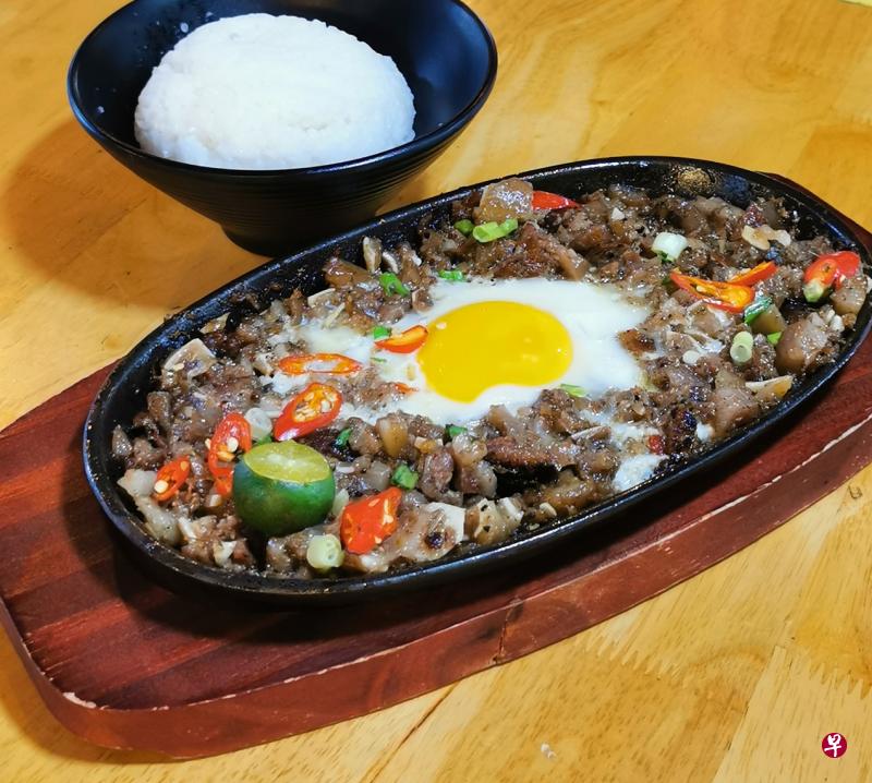 带有嚼劲的铁板料理“Sisig”，主食材有惊喜！