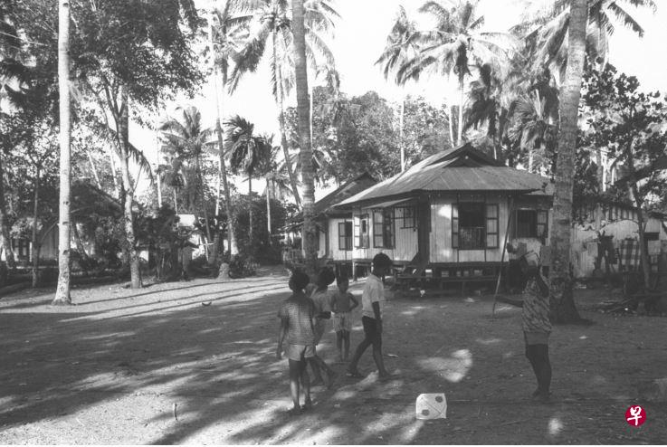 1960年代，甘榜小孩爱放风筝。（新加坡国家档案馆照片）