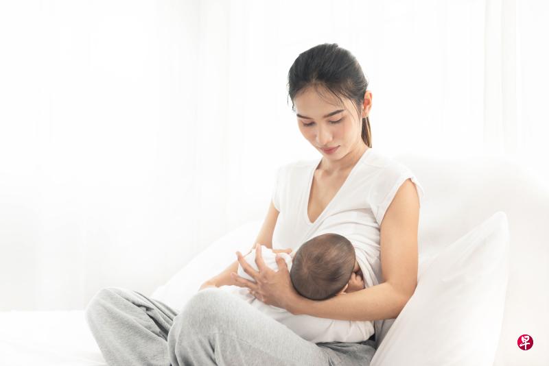 新手妈妈哺乳初期可能遇到的问题，包括乳头疼痛、奶泡、乳房肿胀、乳腺管堵塞和乳腺炎。（iStock图片）