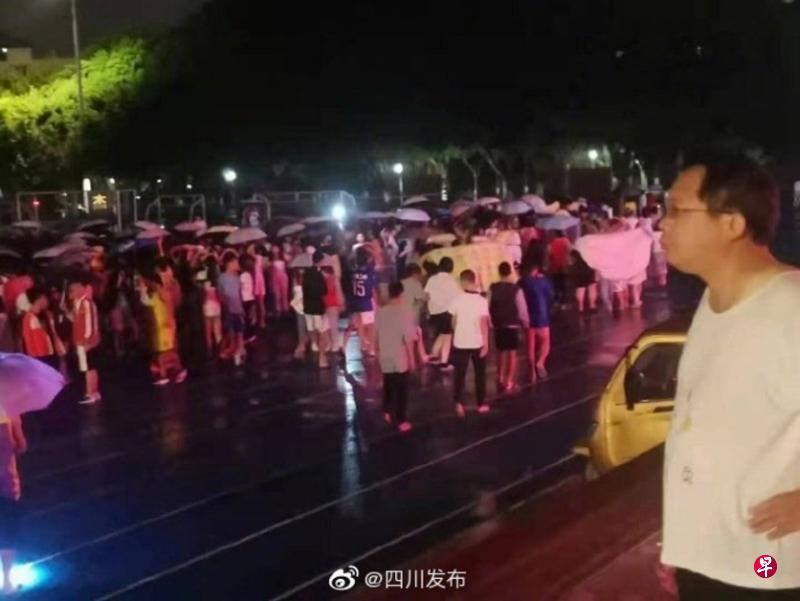 　泸县地震发生时还伴随雷雨，避险人群挤满了街道和空地，一边避震一边避雨。（互联网）