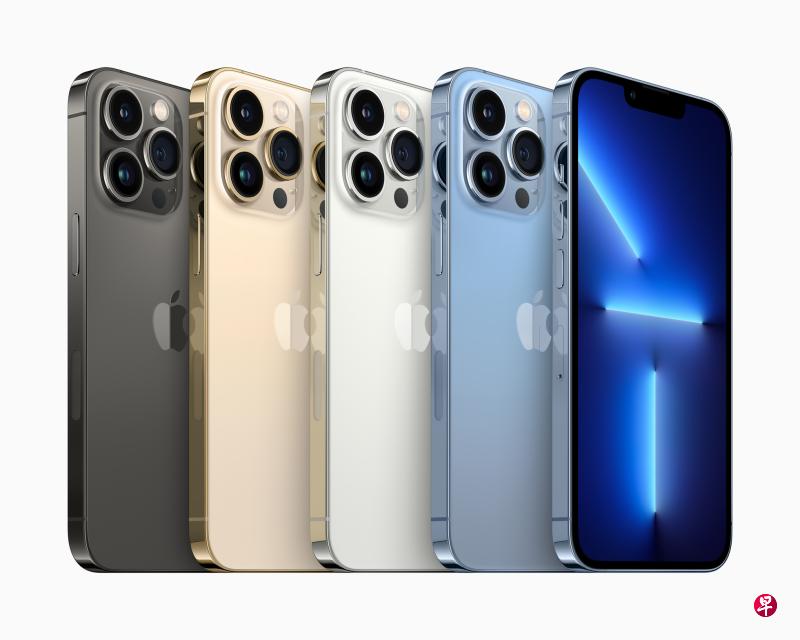 苹果iPhone 13 Pro和iPhone 13 Pro Max有石墨色（左起）、金色、银色和全新的远峰蓝色供选择。