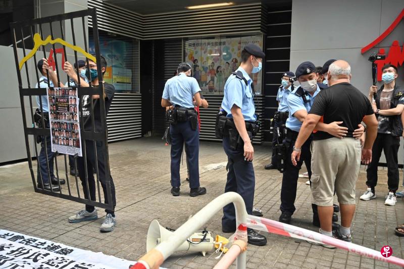 香港警方昨天严阵以待，出动5000警力在全港五个票站巡逻和截查可疑人士，确保选委会选举投票不受干扰。（法新社）