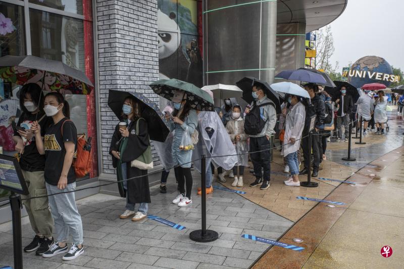 虽然昨天阴雨绵绵，游客对北京环球影城的热情依然不减，一些项目很快排起了长龙。（彭博社）