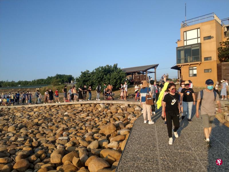 台湾大批游客昨天涌到新竹香山湿地观赏落日等潮间带景观，入口处也设置人流控管。疫情指挥中心指挥官陈时中宣布，明天起在山林包含森林游乐区、海滨活动，无须戴口罩，但应随身携带口罩，并应与他人保持社交距离。（香港中通社）