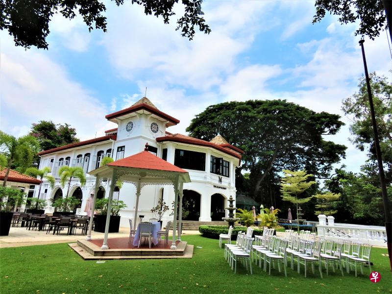 目前阿卡夫山庄是一家意大利餐馆，也是受保留建筑。