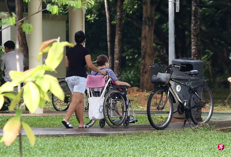 　为了尽可能满足本地家庭对女佣的需求，减轻国人在照顾年长者和孩童方面的压力，当局将允许更多外籍女佣入境。（档案照片）