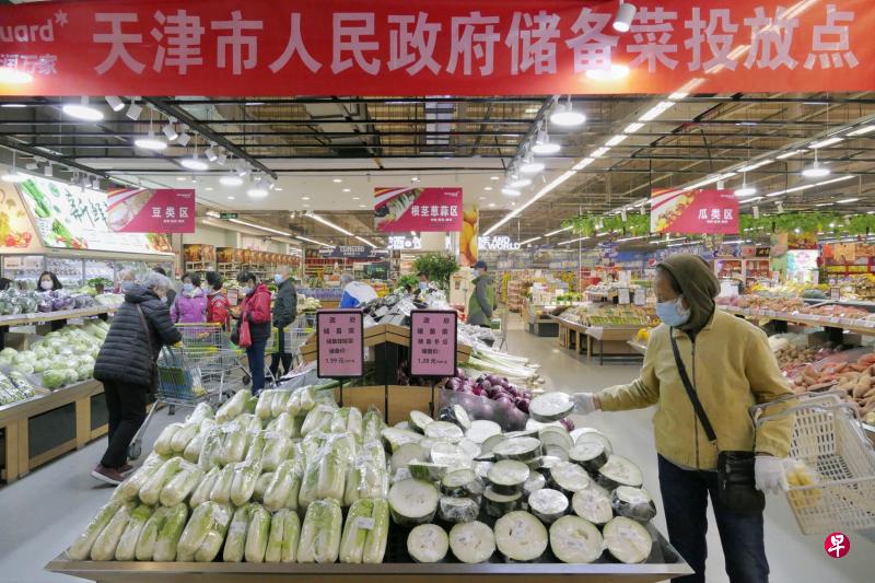 受连续降雨和运输成本增加等因素影响，中国蔬菜价格近期明显上涨。图为天津市民昨天在当地一家超市选购政府储备菜。据报道，天津本月初启动政府储备菜投放工作，投放价格低于市场价格。（中新社）