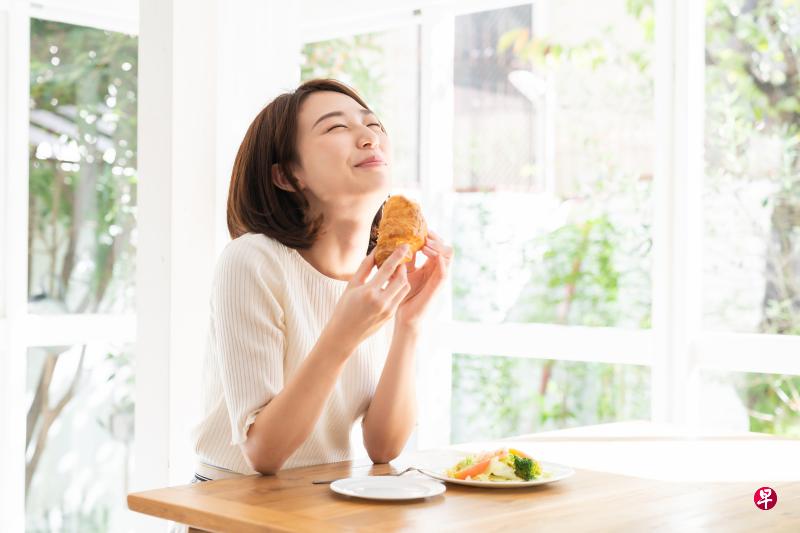 医生建议多吃富含色氨酸的食物，如三文鱼、鸡鸭、蛋，并采用更健康的烹调方法，促进肠道健康。（iStock图片）