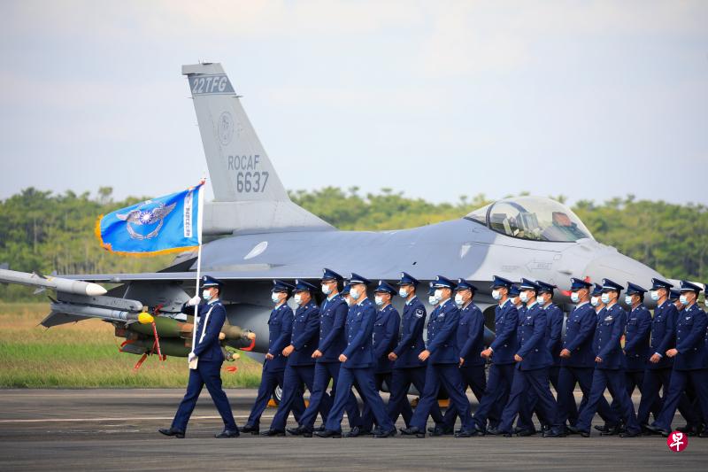 台湾空军上周四举行F-16V Block20型机性能提升接装典礼后，传台湾国防部下令空军与海军在南北“决战海域”实施海、空联合截击作战操演。（彭博社）