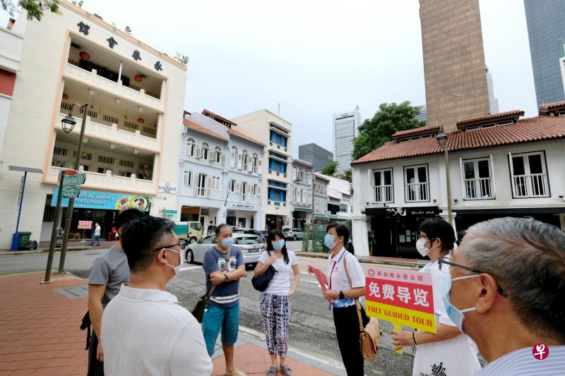 配合福建会馆家庭日，永春会馆首办“直落亚逸的故事”免费导览活动，带领公众了解这一带的丰富历史。（龙国雄摄）