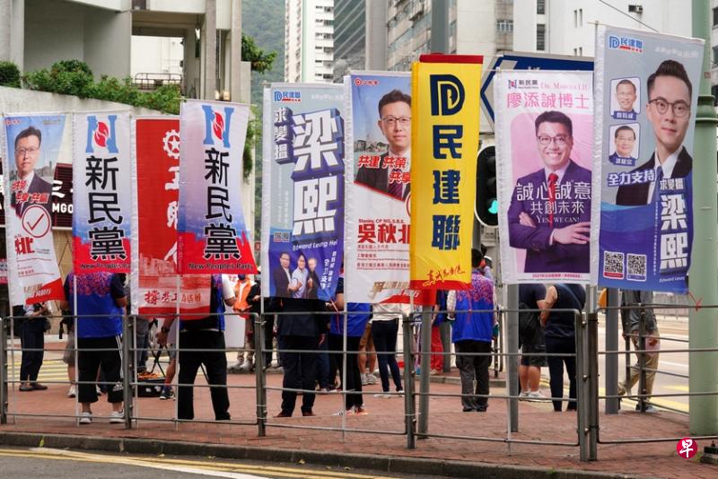 立法会选举香港岛东区直选候选人在港铁太古站出入口，摆设街站并挂起宣传旗帜。（中新社）