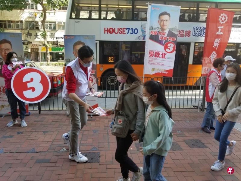 属于建制派的工联会候选人吴秋北在街头拉票，但市民反应冷淡。（戴庆成摄）