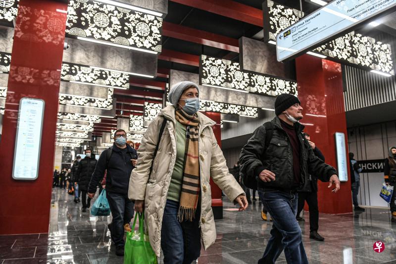 由中国铁建承建莫斯科地铁的第三换乘环线西南段，本月7日投入运行，展现出“一带一路”的跨文化盛景。图为当天乘客走在莫斯科地铁第三换乘环线西南段米丘林大街站内，红色立柱、团寿纹、祥云等中国元素随处可见。（新华社）