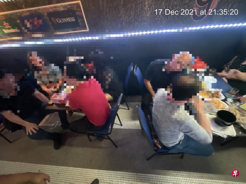 黄金坊的Angel Bar Beer未确保各组顾客之间保持至少一米距离，被令从即日起停业10天，直到明年1月1日。（永续发展与环境部提供）