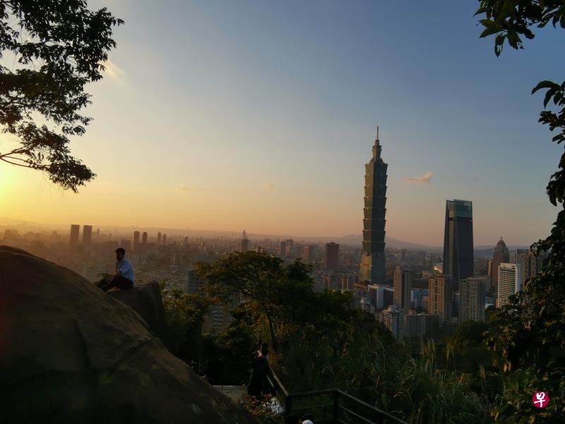 台北四面环山，串联台北盆地天际线的“台北大纵走”路线，也包括象山亲山步道。下山后走15分钟，就可到不远处的台北101大楼。（温伟中摄）