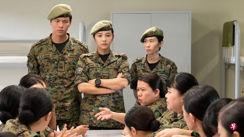 《女兵外传》容启航（左）饰演的副排长与陈芷尤（中）饰演的军官训练女兵。