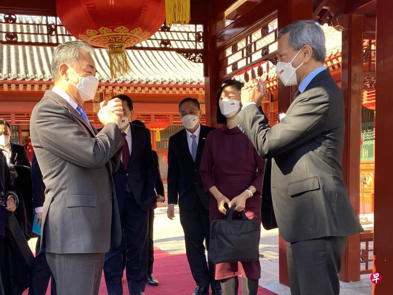 　我国外交部长维文医生（右一）昨天到北京钓鱼台国宾馆与中国国务委员兼外交部长王毅（左一）会面。国家发展部兼外交部高级政务部长沈颖（右二）和其他外交部官员也一同出席。（外交部提供）