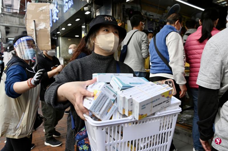 香港疫情持续，深水埗有商户售卖快速测试套装，吸引大批市民前去购买。图为一名市民大量采购快速测试套装。 （中新社）