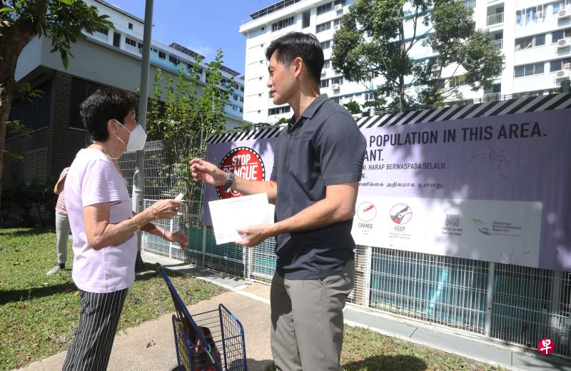 全国预防骨痛热症运动即日起展开，内政部兼永续发展与环境部政务部长陈国明（右）昨日走访巴西立6通道时，向居民宣导防范措施并分发防蚊液。（饶进礼摄）