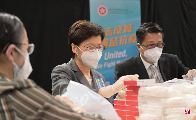 有港媒报道称，新一届香港特首选举将会延期一年举行。但特首林郑月娥昨天回应说，至今没有收到任何通知，当局仍会在4月3日展开提名期。图为林郑月娥（中）昨天到访位于伊利沙伯体育馆的“防疫服务包”包装中心，与公务员同事一起参与包装工作。（中新社）