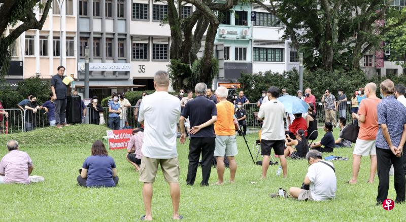 100多名公众参与了在演说角落举办的、探讨生活费课题的集会，讲员包括人民之声领导人林鼎、博客梁实轩和韩慧慧等人。虽然集会在户外举行，但多数人仍戴口罩，并自觉保持安全距离。（邬福梁摄）