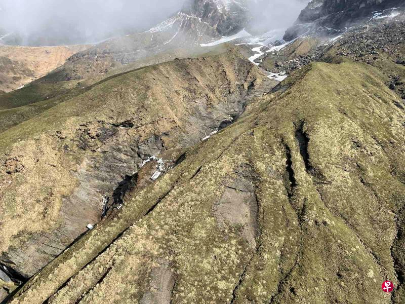 尼泊尔塔拉航空公司一架小型飞机29日上午飞往乔姆松机场途中坠入山谷，飞机碎片散落一地。（路透社）