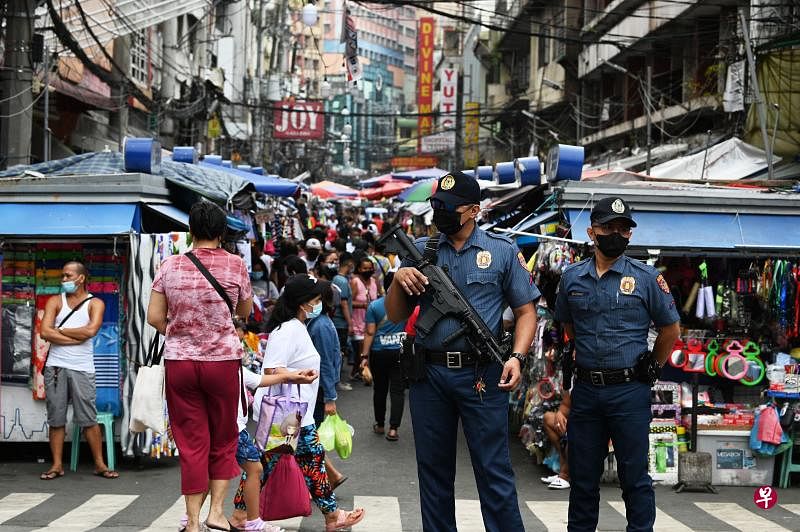 　菲律宾接连发生多起爆炸案，警方宣布全国进入最高警戒状态，并在首都马尼拉部署更多警力避免发生恐怖袭击。（法新社）