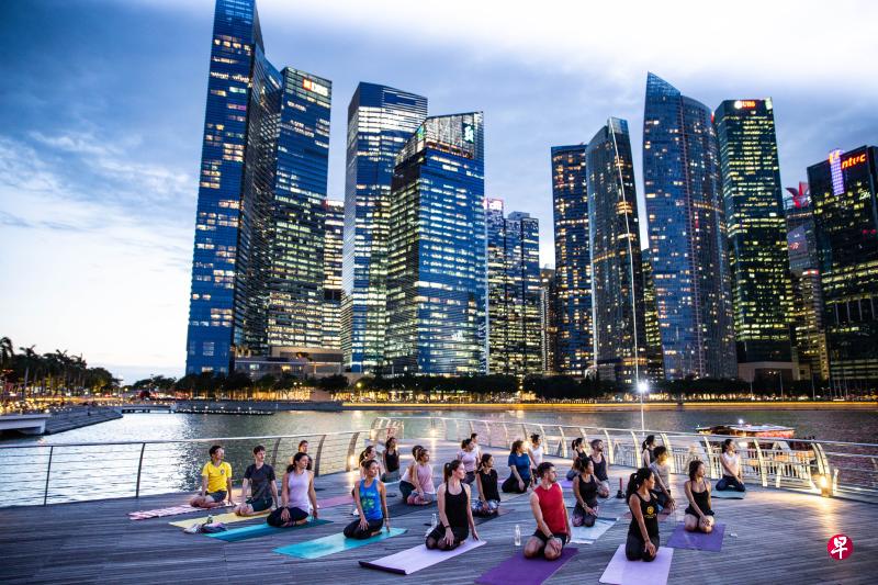 Urban Yogis的户外瑜伽，在城市中心寻一片安宁。