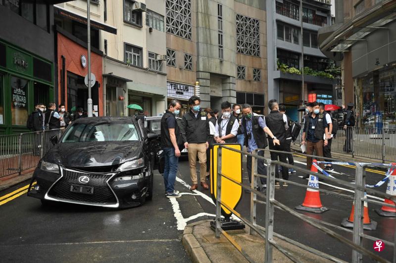 香港中环昨天凌晨发生枪击及斩人案，警方事后拘捕四名疑犯。图为香港警队港岛总区重案组在案发现场调查。（法新社）