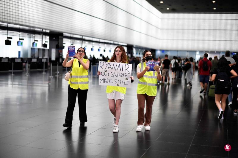 瑞安航空在西班牙、葡萄牙和比利时的机组人员周五开始罢工三天，图为三名女子24日在巴塞罗那国际机场参与罢工行动。（法新社）