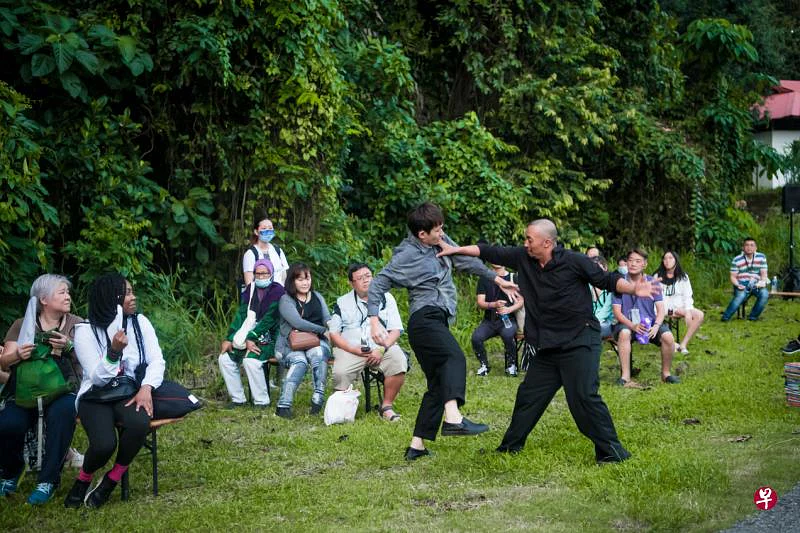 戏剧盒呈献的“ubin”，观众除了听口述历史，看乌敏岛风光，也有表演观赏。（Arts House Limited提供）