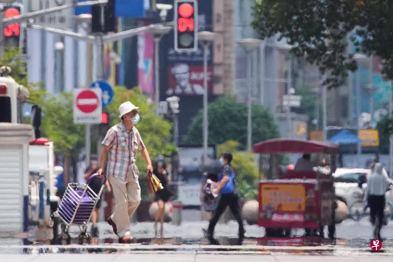 7月13日下午2时30分，上海市徐家汇站气温冲至40.9摄氏度，追平上海从1873年有气象记录以来的最高气温纪录。（路透社）