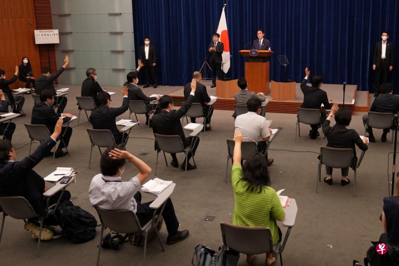 日本首相岸田文雄7月14日召开记者会，针对包括冠病疫情复燃和重启核反应堆的计划加以说明。（法新社）