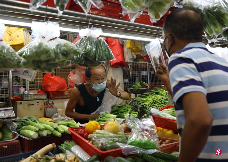 中峇鲁巴刹与熟食中心：光顾一楼湿巴刹的，很多都是熟客。  