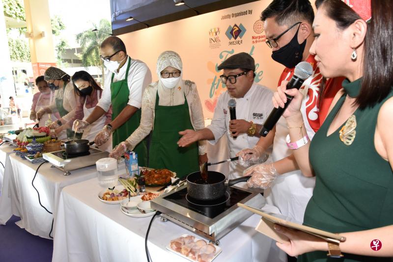 周六在勿洛心动大厦举行的大型美食活动上，卫生部兼通讯及新闻部高级政务部长普杰立（左四）下手做泰式绿咖喱鸡。西北区市长任梓铭（右二）在马来名厨Mel Dean（右三）和烹饪好手茱莉亚（右四）的陪同下做了一道仁当鸡。（特约伍书永摄）